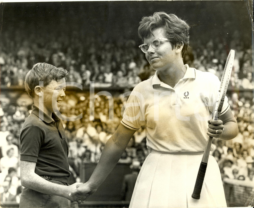 Fotografia d epoca originale 1967 UK WIMBLEDON TENNIS CHAMPIONSHIP Billie Jean KING thanks Dennis PAYNE 1