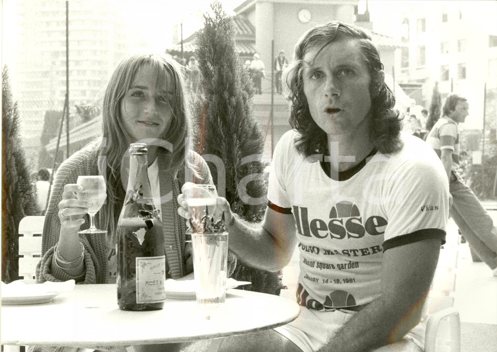 Fotografia d epoca originale 1980 ca TENNIS Guillermo VILAS Gabriela BLONDEAU con MOET & CHANDON Foto 24x30 1