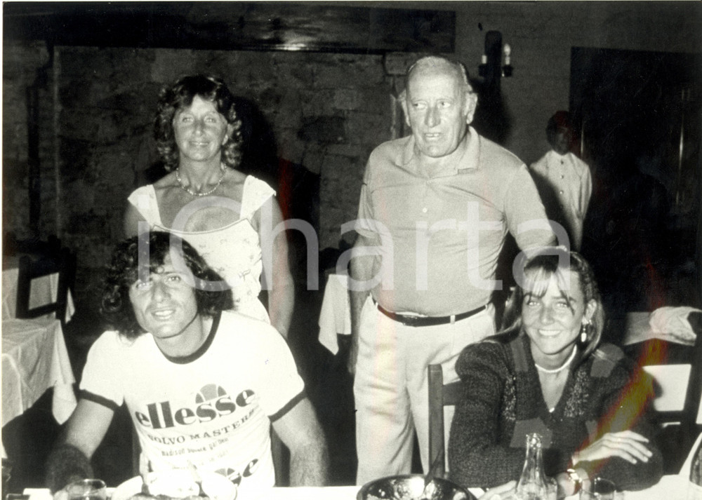 Fotografia d epoca originale 1980 ca TENNIS Guillermo VILAS genitori e fidanzata Gabriella BLONDEAU 24x30 cm 1