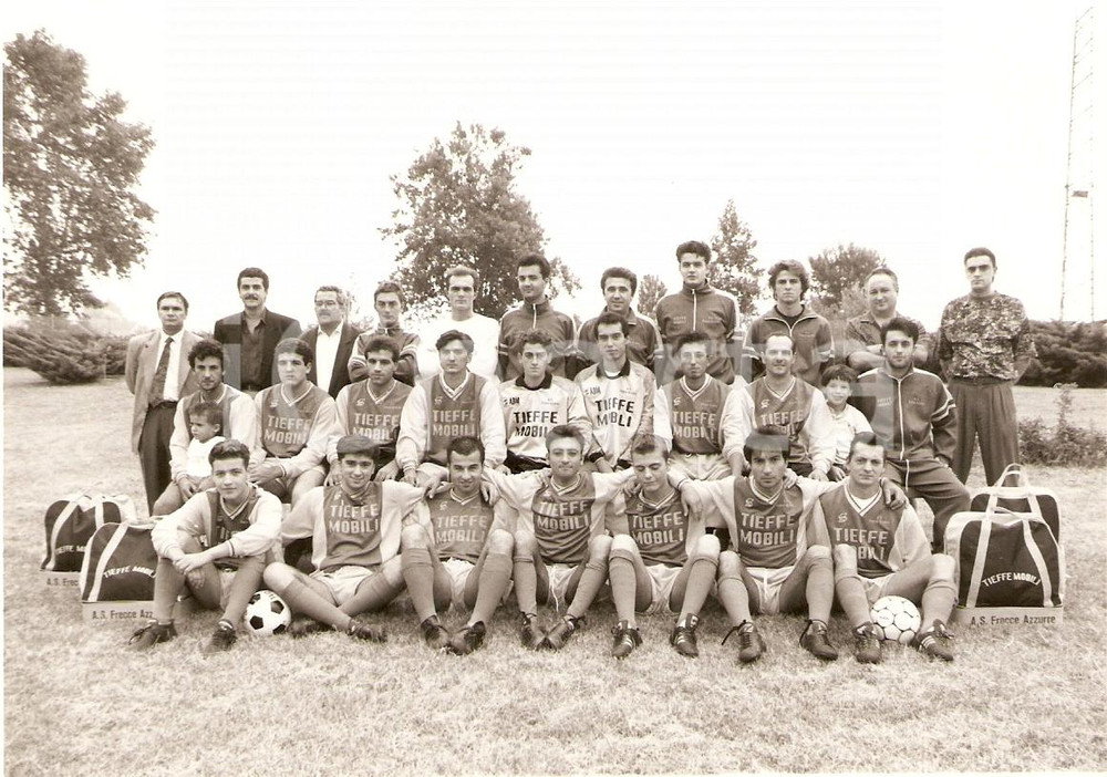 Fotografia d epoca originale 1985 ca MONTECCHIO PU Calcio A.S. FRECCE AZZURRE Tieffe Mobili Fotografia 1