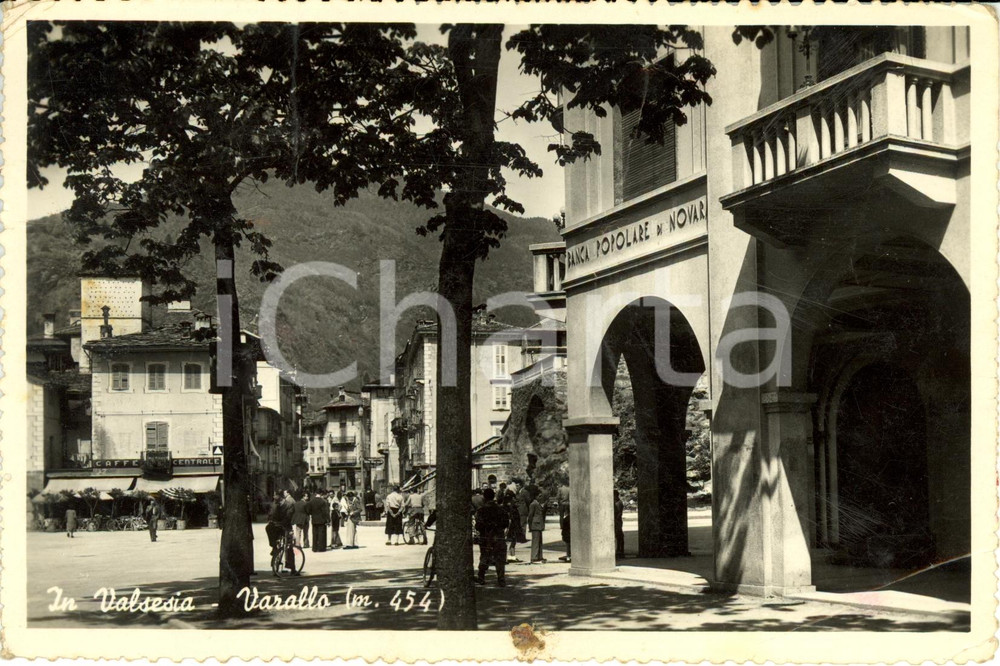 Cartolina originale da collezione 1952 VARALLO VC Piazza con BANCA POPOLARE NOVARA e CaffÃ¨ Centrale FP VG 1