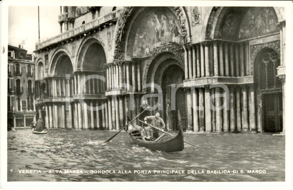 Cartolina originale da collezione 1957 VENEZIA Gondola naviga in Piazza SAN MARCO per alta marea Cartolina ANIMATA 1
