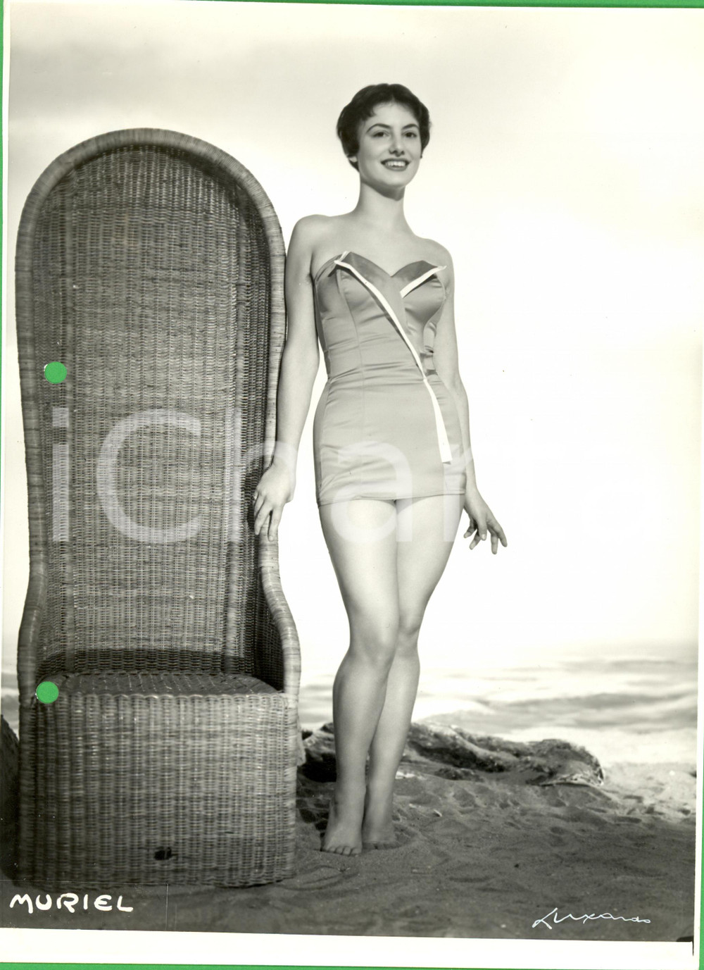 Fotografia d epoca originale 1960 ca MILANO MODA Costumi da bagno MURIEL modella con sedia di vimini VINTAGE 1