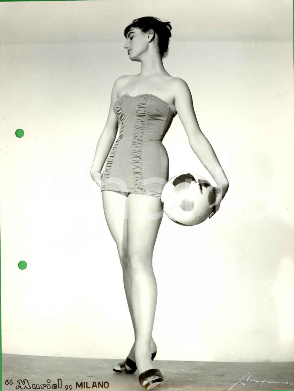 Fotografia d epoca originale 1960 ca MILANO MODA Costumi da bagno MURIEL modella con pallone VINTAGE Foto 1
