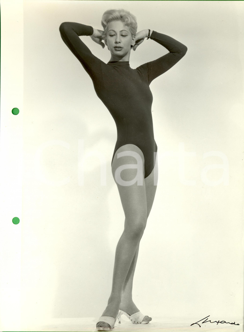 Fotografia d epoca originale 1960 ca MILANO MODA Modella con body nero e tacchi spillo Foto LUXARDO VINTAGE 1