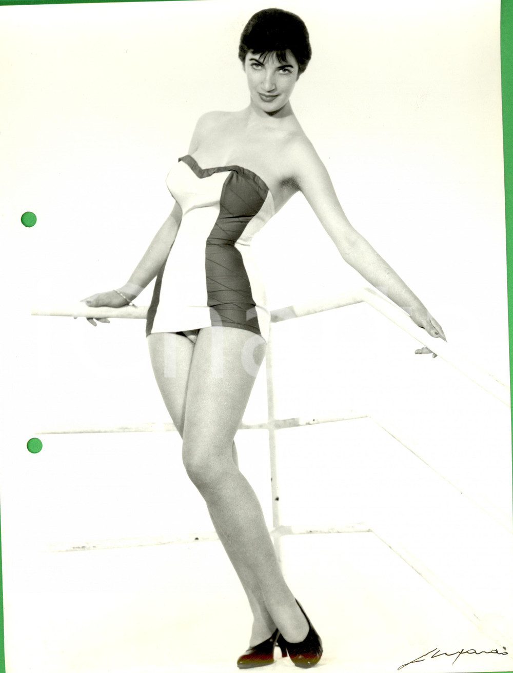 Fotografia d epoca originale 1960 ca MILANO MODA Modella con costume bagno fasce tacchi Foto LUXARDO VINTAGE 1