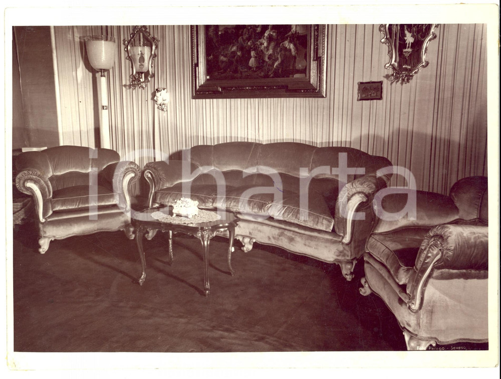 Fotografia d epoca originale 1950 SEVESO Mobili Fratelli BARNI Salotto con divani velluto Foto MODERNARIATO 1