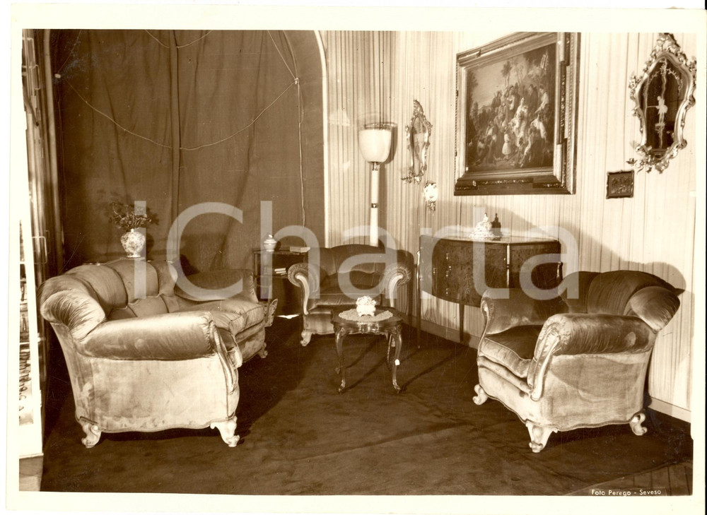 Fotografia d epoca originale 1950 SEVESO Mobili Fratelli BARNI Salotto con divani in velluto Foto PEREGO 1