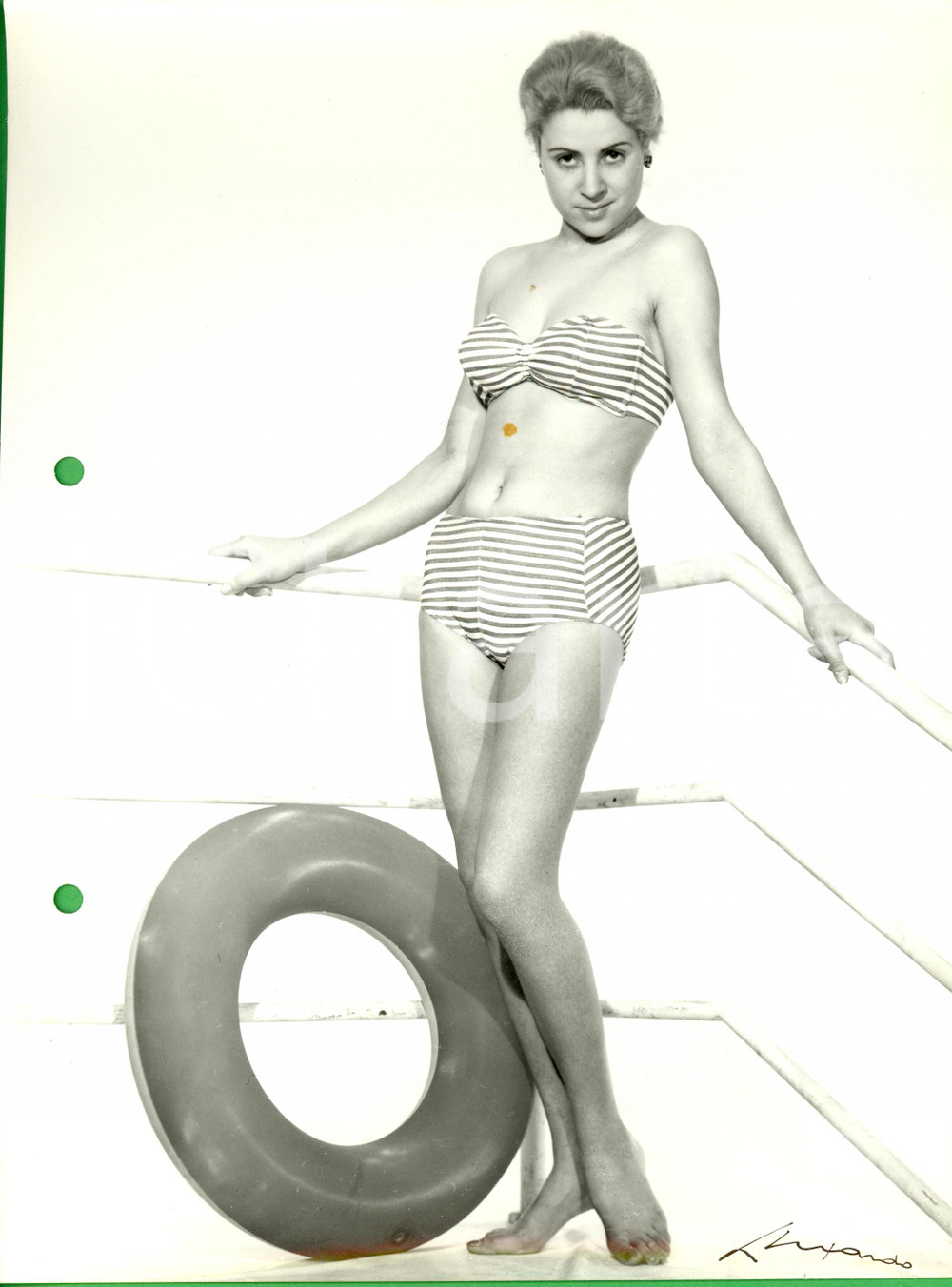 Fotografia d epoca originale 1960 ca MILANO MODA Modella in bikini a righe e salvagente Foto LUXARDO VINTAGE 1