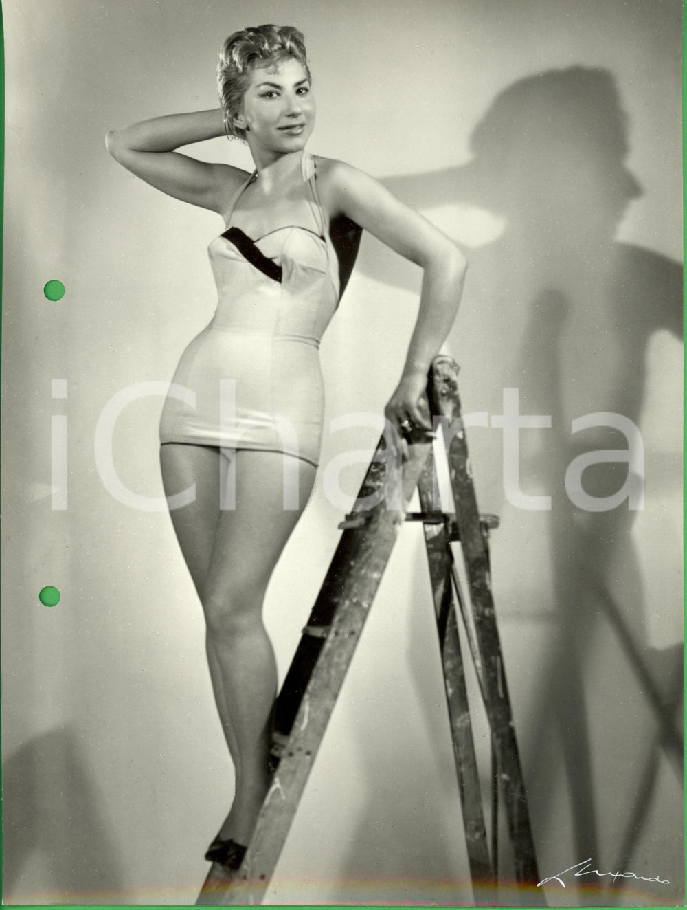 Fotografia d epoca originale 1960 ca MILANO MODA Modella in costume su scala a pioli Foto LUXARDO VINTAGE 1