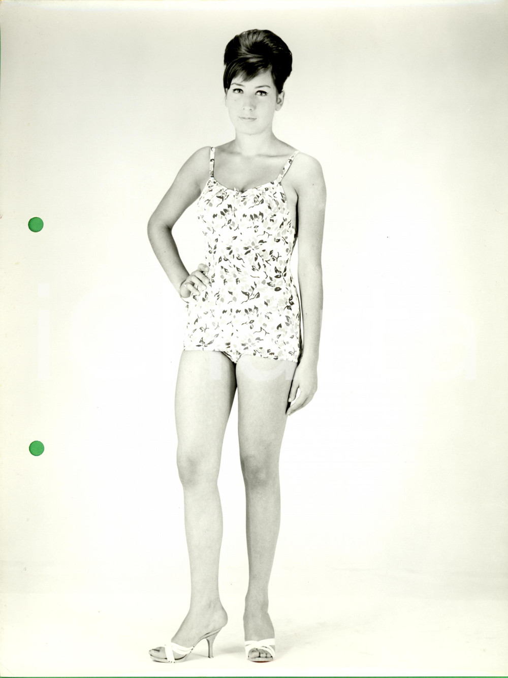 Fotografia d epoca originale 1960 ca MILANO MODA Modella in abiti da spiaggia a fiori Foto LUXARDO VINTAGE 1