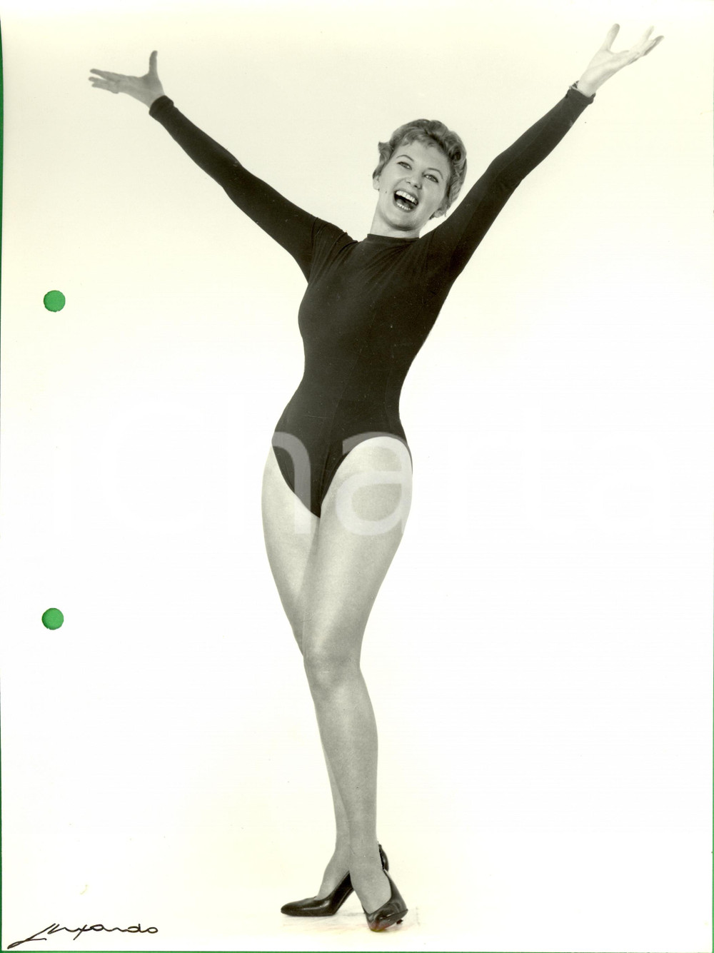 Fotografia d epoca originale 1960 ca MILANO MODA Modella in body esulta a braccia aperte Foto LUXARDO VINTAGE 1