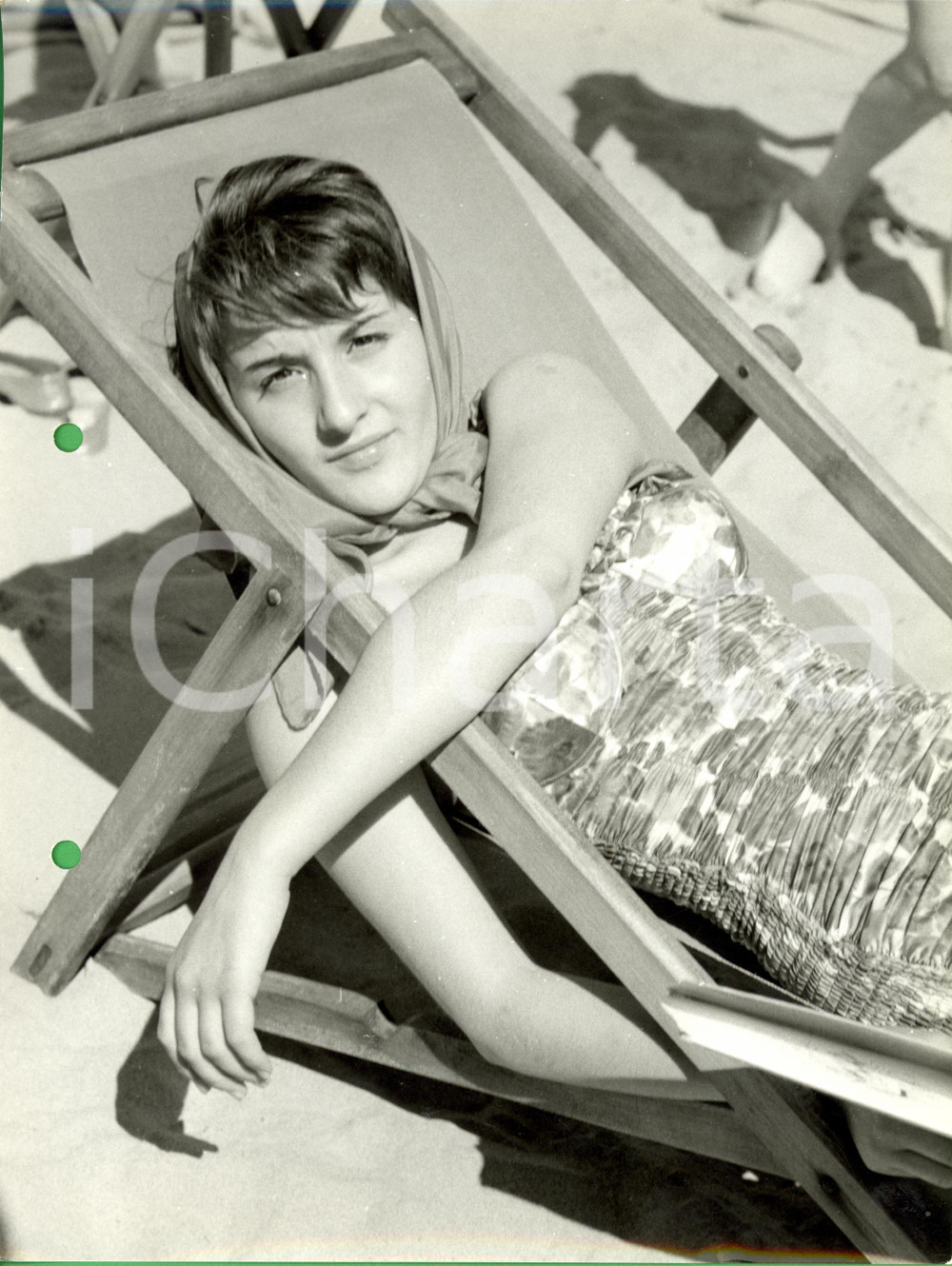 Fotografia d epoca originale 1960 ca LIGURIA Modella in costume a fiori e foulard Foto SANTI MODA VINTAGE 1