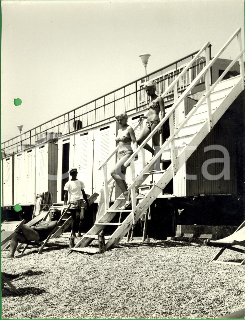 Fotografia d epoca originale 1960 ca LIGURIA Modelle in bikini scendono sulla spiaggia Foto MODA VINTAGE 1