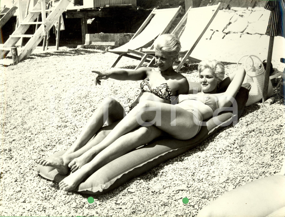 Fotografia d epoca originale 1960 ca LIGURIA Modelle in bikini sdraiate su materassino mare Foto MODA VINTAGE 1