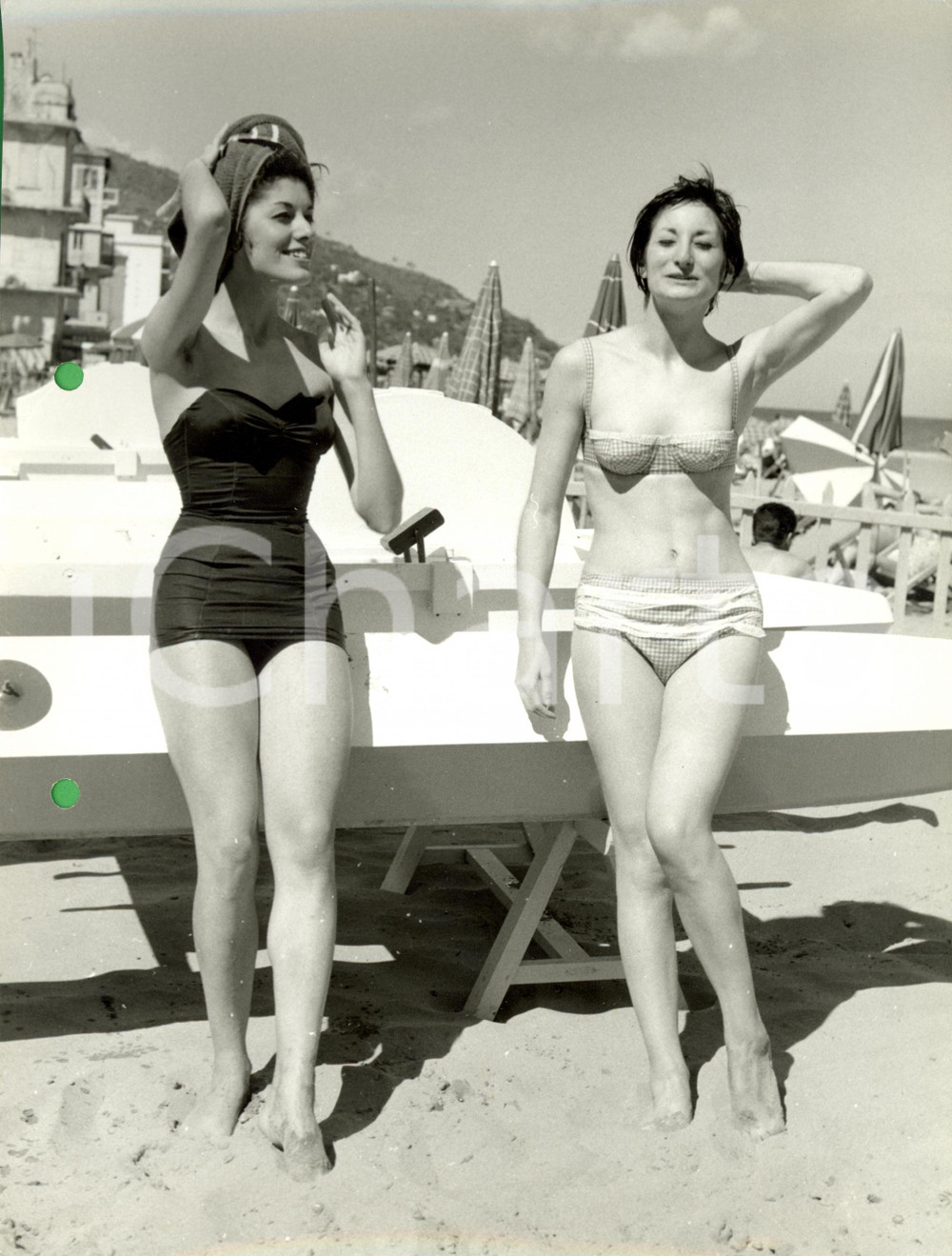 Fotografia d epoca originale 1960 ca LIGURIA Modelle in costume si asciugano al sole Foto SANTI MODA VINTAGE 1