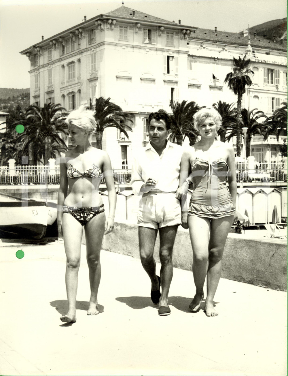Fotografia d epoca originale 1960 ca LIGURIA Modelle in costume con fotografo che fuma MODA VINTAGE 1 1