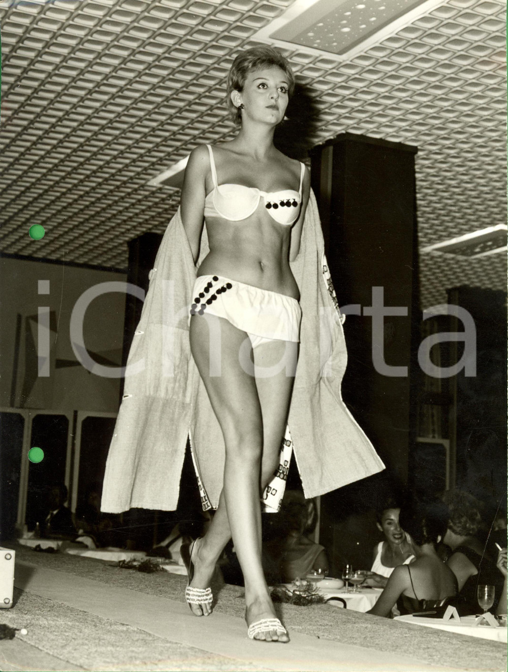 Fotografia d epoca originale 1960 ca JESOLO VE Modella sfila bikini e toglie copricostume GRANCHI VINTAGE 1