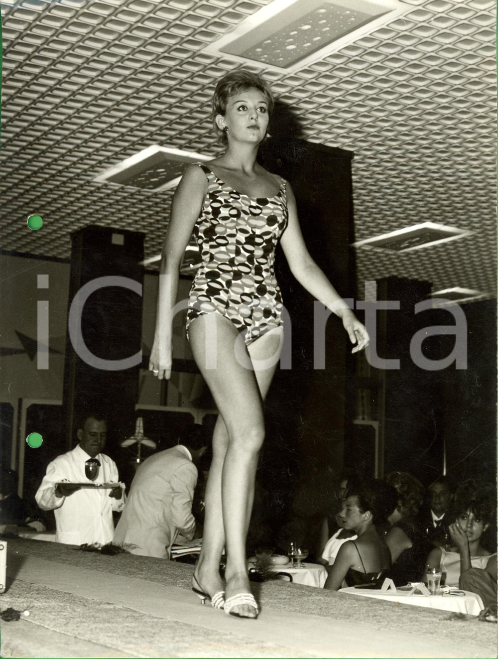 Fotografia d epoca originale 1960 ca JESOLO VE Modella in costume intero fantasia GRANCHI Sfilata VINTAGE 1