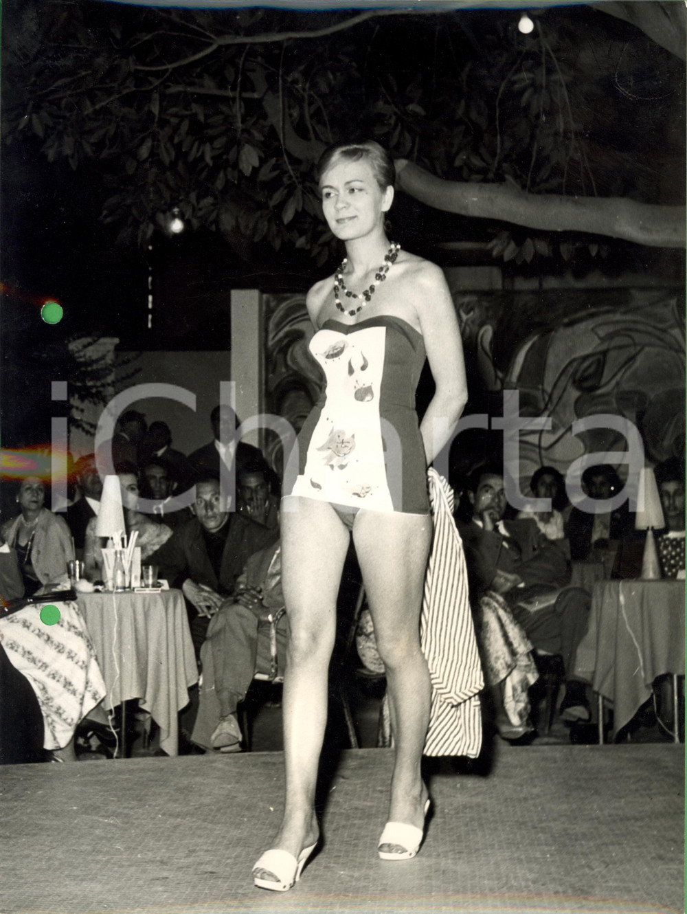 Fotografia d epoca originale 1960 ca PALERMO Modella in costume con decorazioni e camicia Foto Alfredo URSO 1