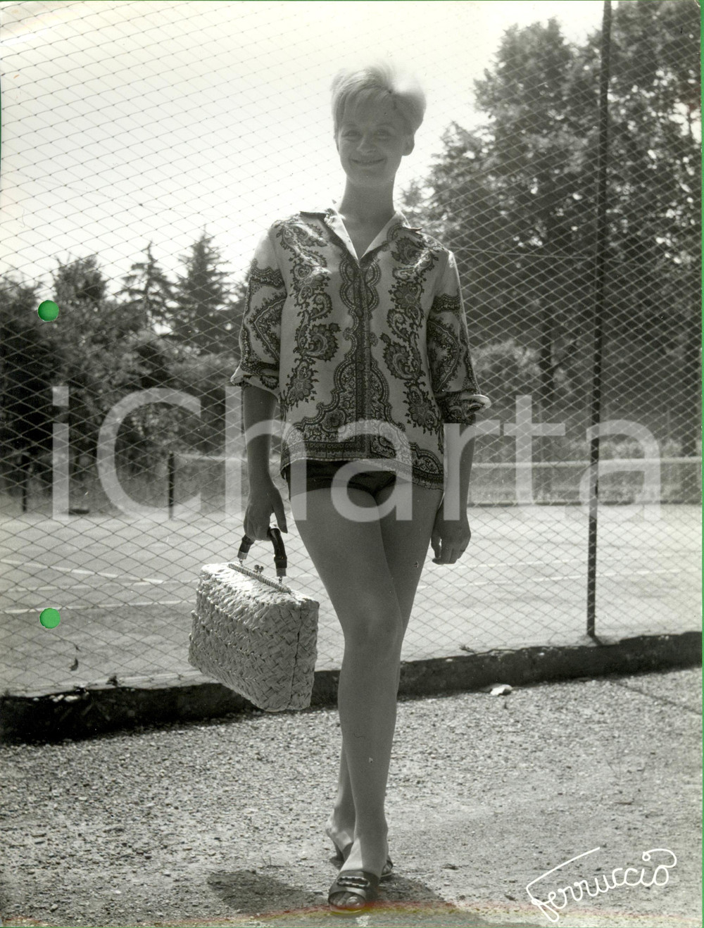 Fotografia d epoca originale 1960 ca STORIA DELLA MODA Modella con borsa vimini in campo da tennis FERRUCCIO 1
