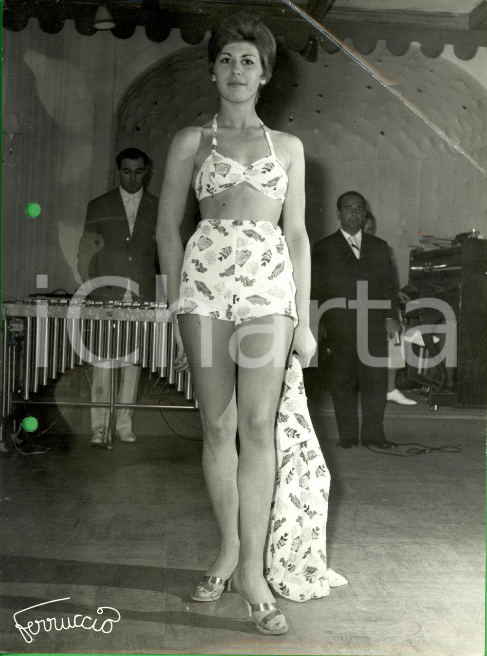 Fotografia d epoca originale 1960 ca MILANO STORIA DELLA MODA Modella costume da bagno e camicia FERRUCCIO 1