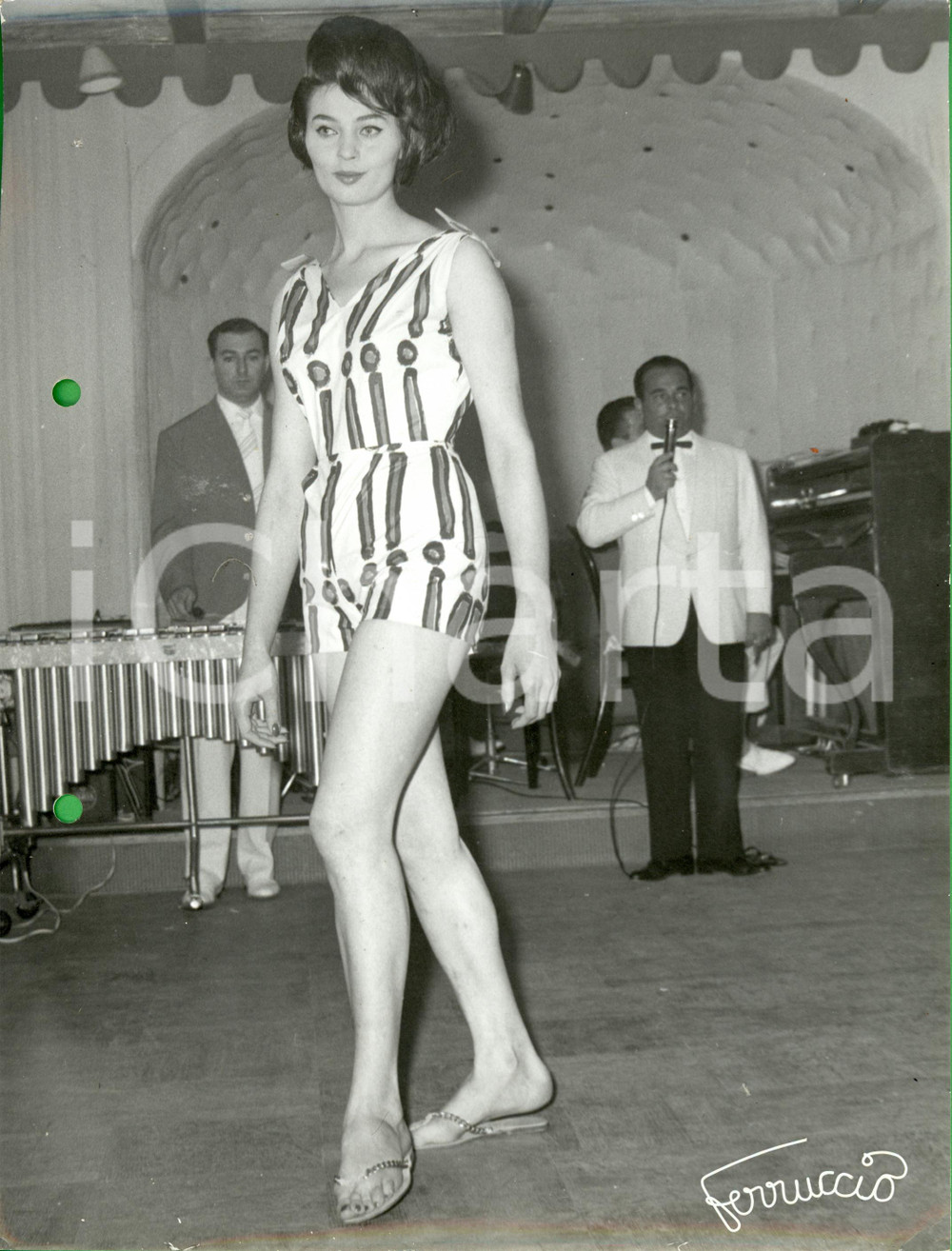 Fotografia d epoca originale 1960 ca MILANO STORIA DELLA MODA Modella sfila con tuta fantasia Foto FERRUCCIO 1