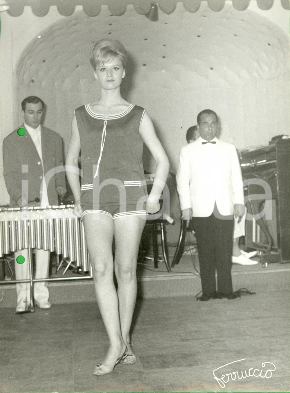 Fotografia d epoca originale 1960 ca MILANO STORIA DELLA MODA Modella sfila in bikini Foto ITALPRESS 1