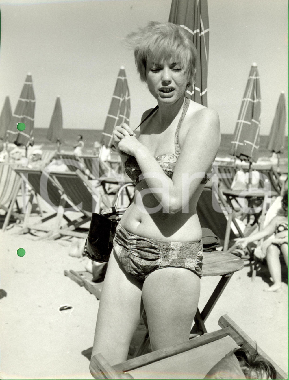 Fotografia d epoca originale 1960 ca LIGURIA Modella bikini fantasia tra le sdraio Foto SANTI MODA VINTAGE 1