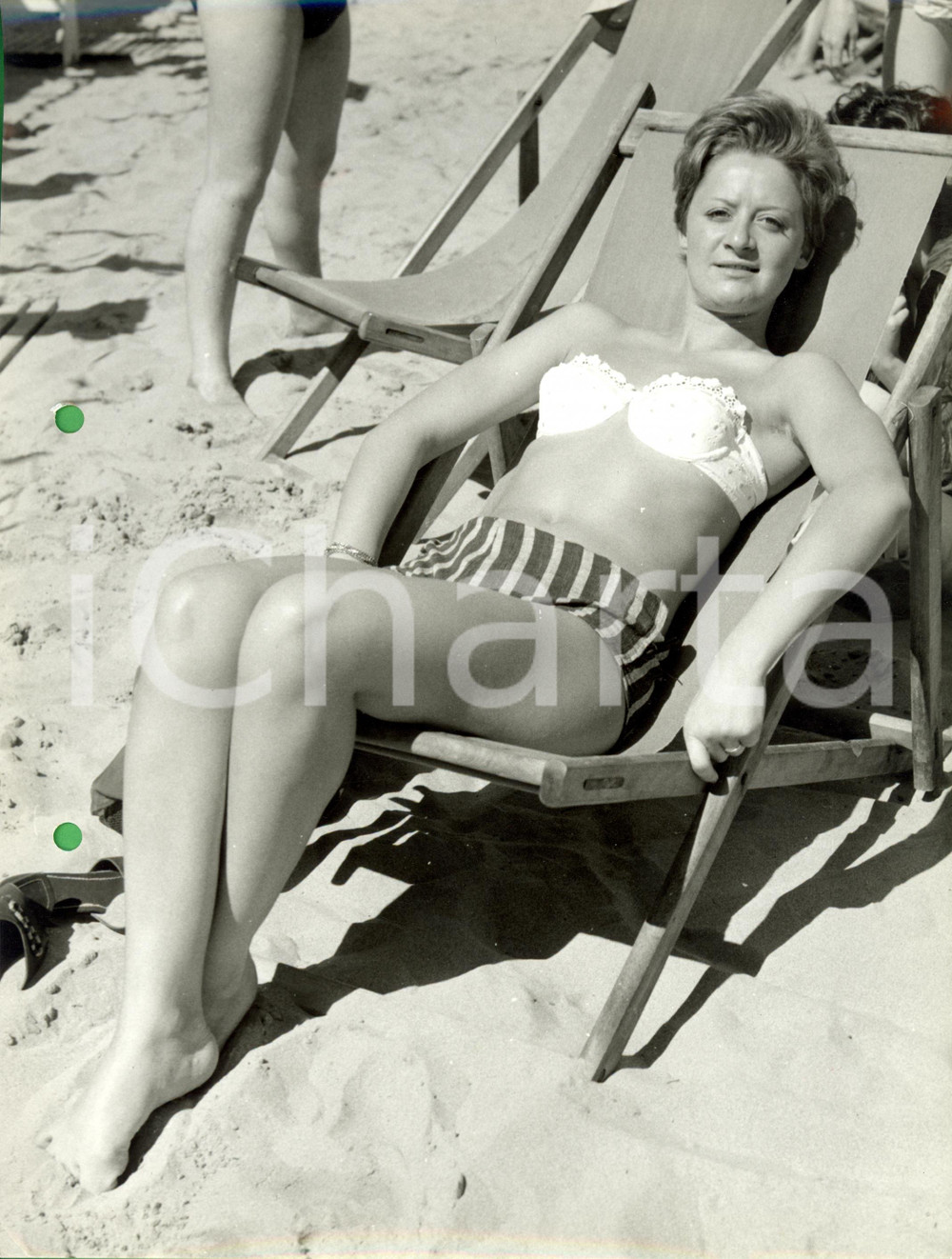 Fotografia d epoca originale 1960 ca LIGURIA Modella bikini coulotte righe su sdraio Foto SANTI MODA VINTAGE 1