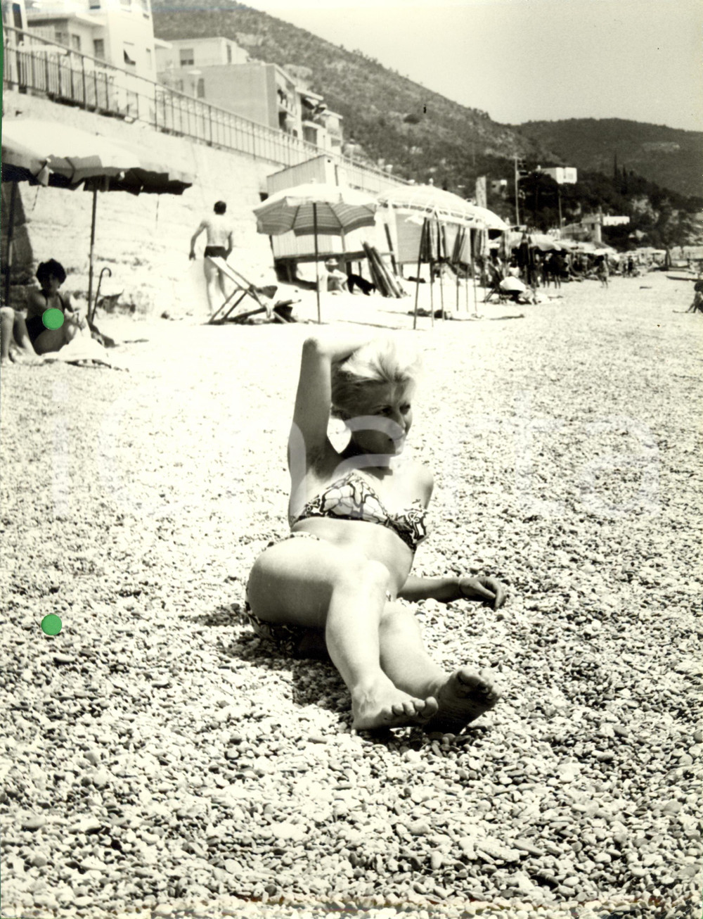 Fotografia d epoca originale 1960 ca LIGURIA Modella in bikini sdraiata sulla spiaggia Foto MODA VINTAGE 1