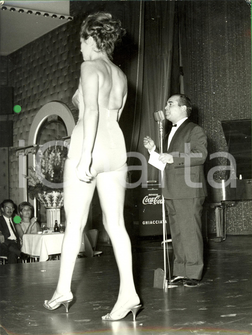 Fotografia d epoca originale 1960 ca STORIA DELLA MODA Modella vista da dietro sfila in costume intero Foto 1