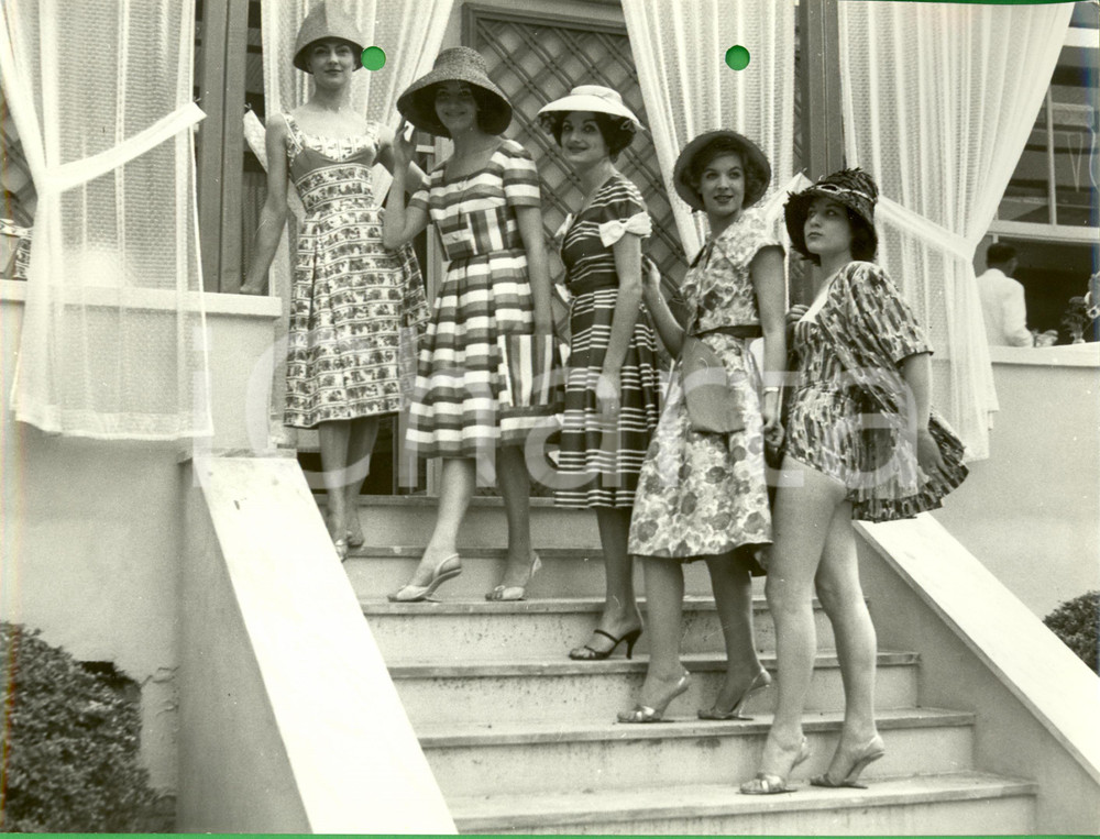 Fotografia d epoca originale 1960 ca MILANO Modelle in abiti da mare su scala Foto Tito PICCOLI MODA VINTAGE 1