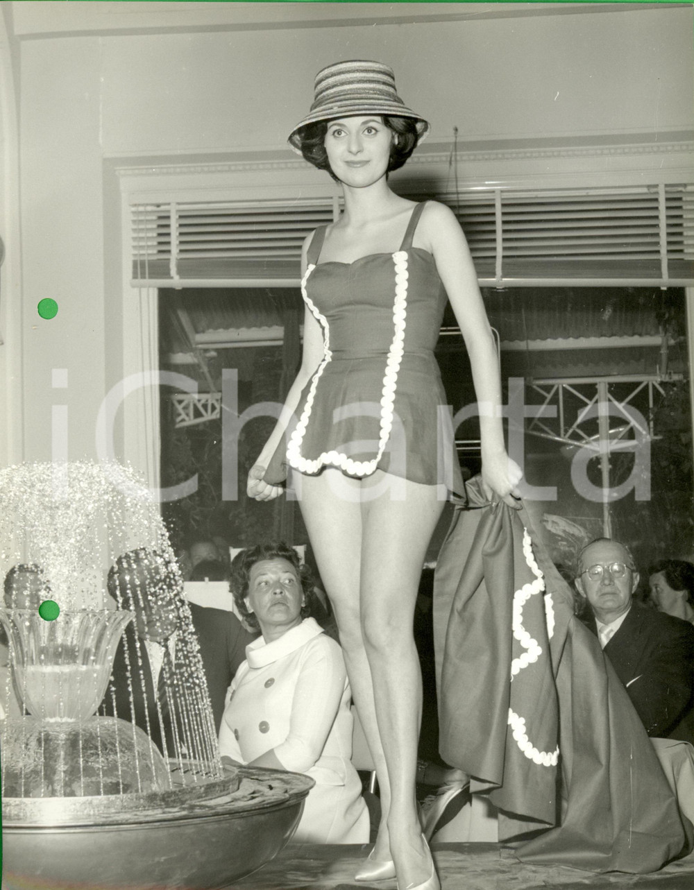 Fotografia d epoca originale 1960 ca MILANO Modella in costume gonna abbinata e cappello Guido MORANDOTTI 1