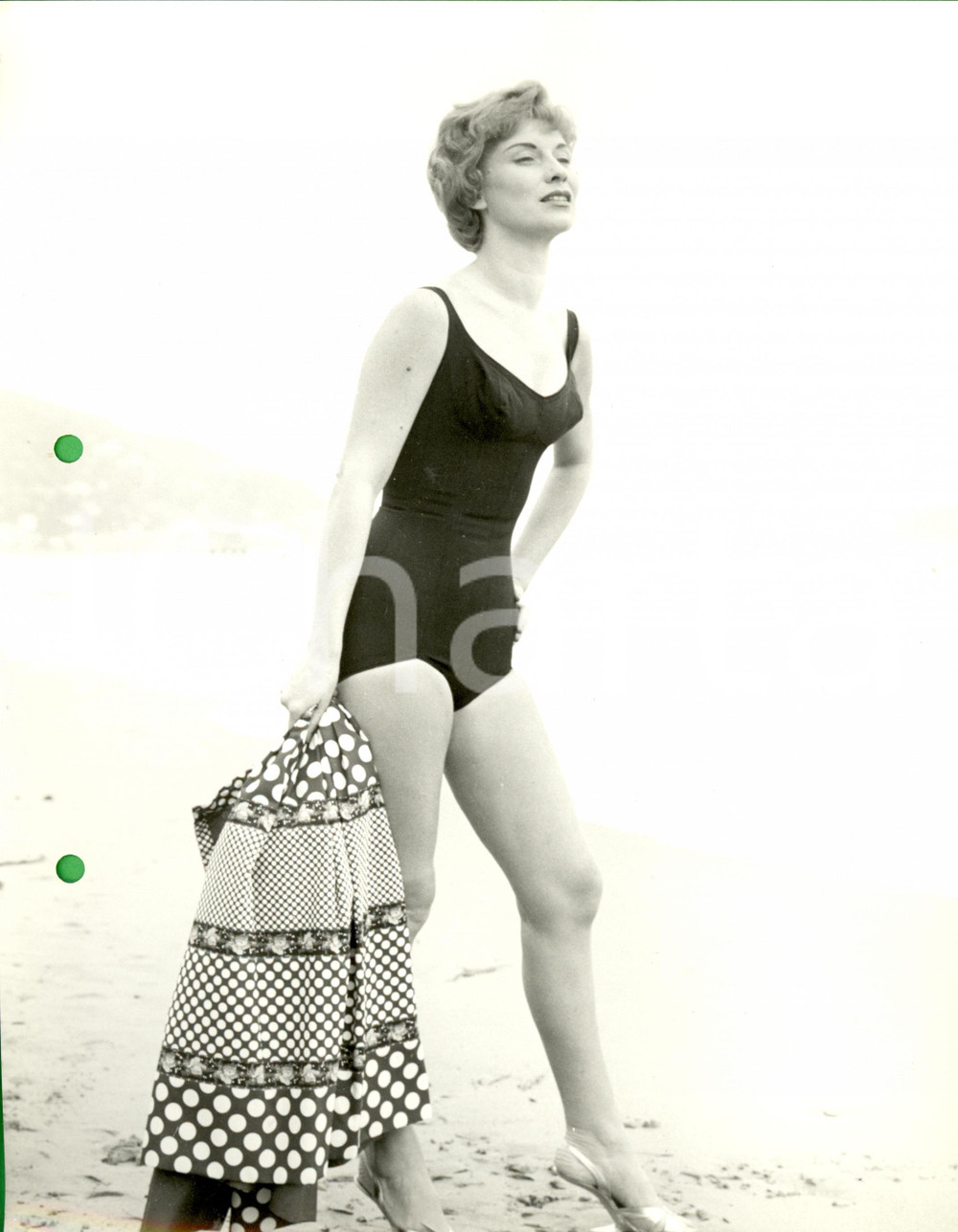Fotografia d epoca originale 1960 ca LIGURIA Modella in costume intero nero e gonna in mano Guido MORANDOTTI 1