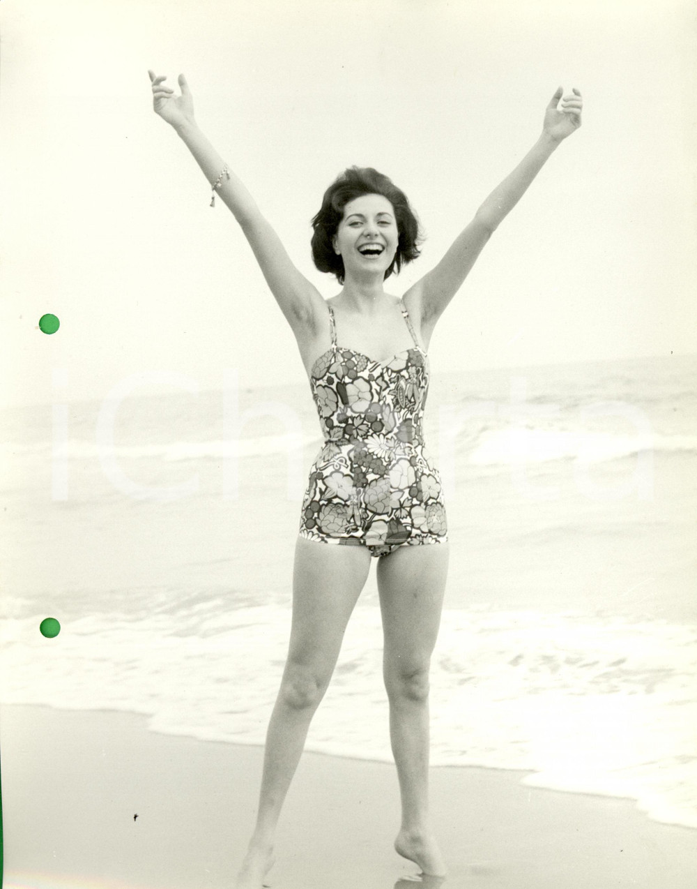 Fotografia d epoca originale 1960 ca LIGURIA Modella in costume fantasia in riva al mare Guido MORANDOTTI 1