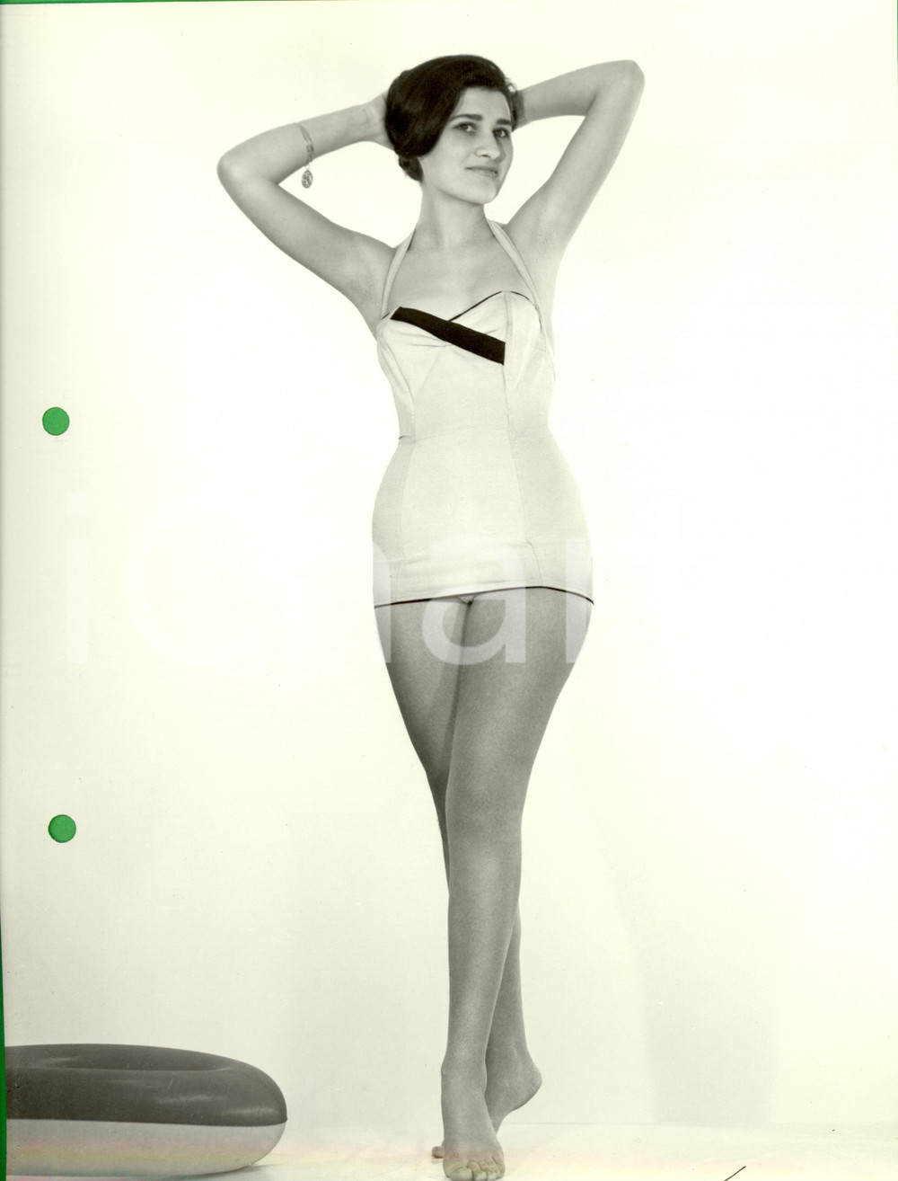 Fotografia d epoca originale 1960 ca MILANO MODA Modella posa scalza con salvagente Foto LUXARDO VINTAGE 1