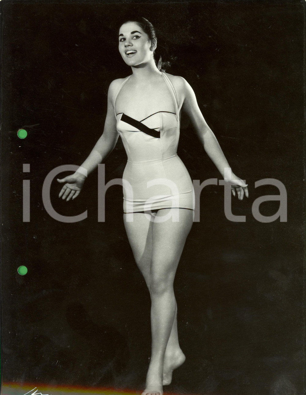 Fotografia d epoca originale 1960 ca MILANO MODA Modella scalza in costume in punta di piedi LUXARDO VINTAGE 1