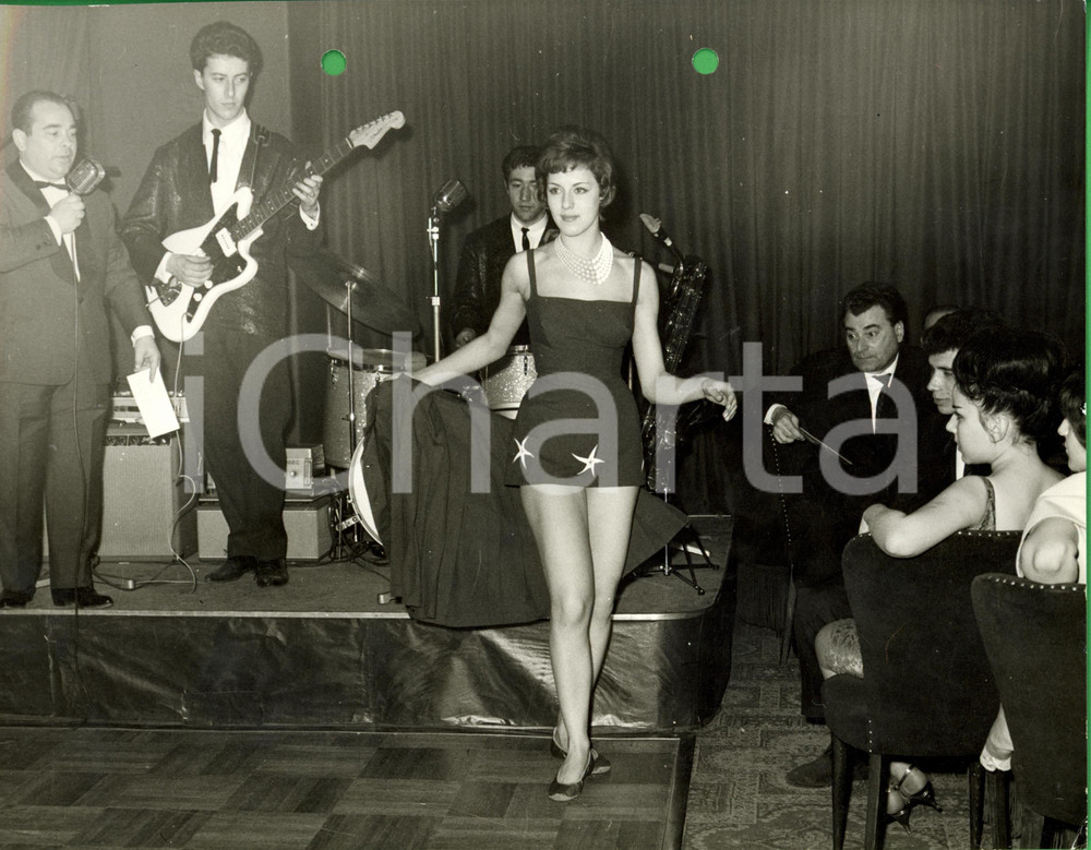 Fotografia d epoca originale 1960 ca STORIA DELLA MODA Modella sfila in abito corto durante concerto FOTO 1