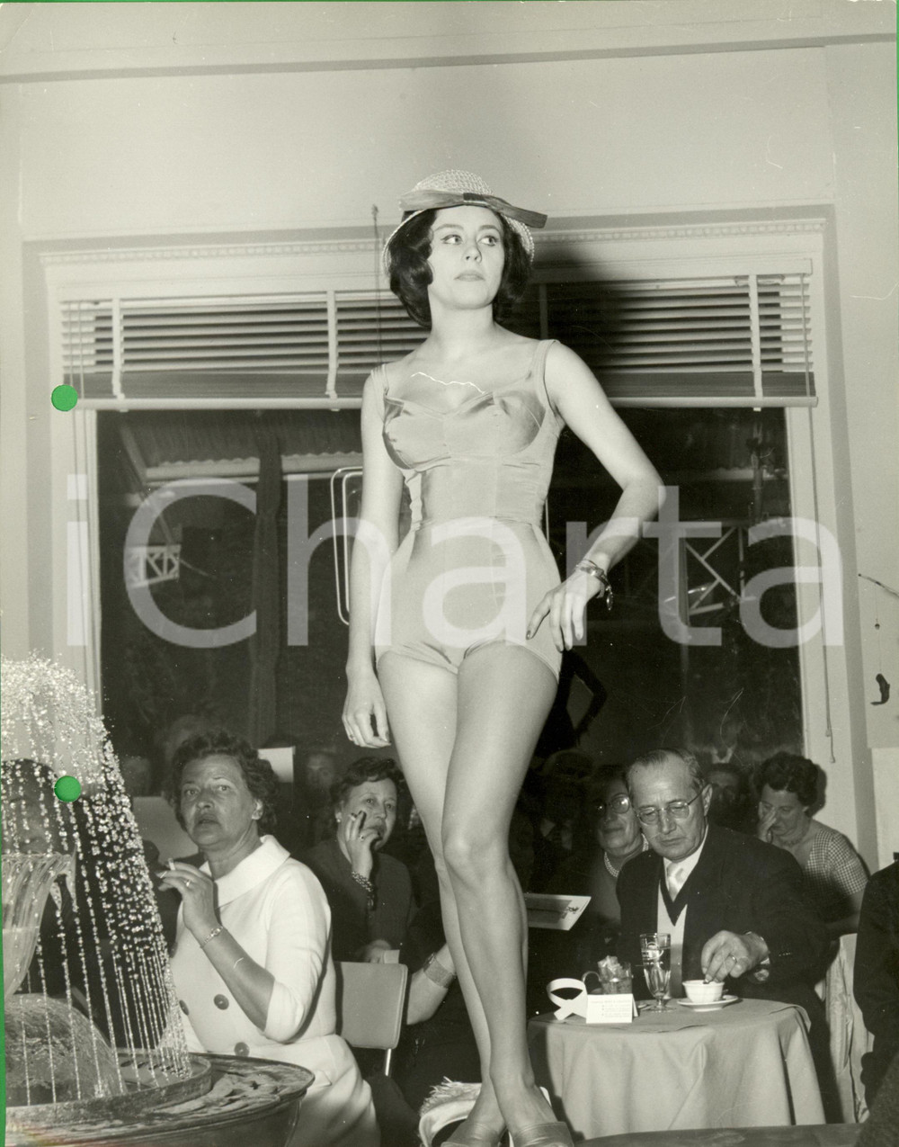 Fotografia d epoca originale 1960 ca MILANO Modella in costume intero di raso e cappello Guido MORANDOTTI 1