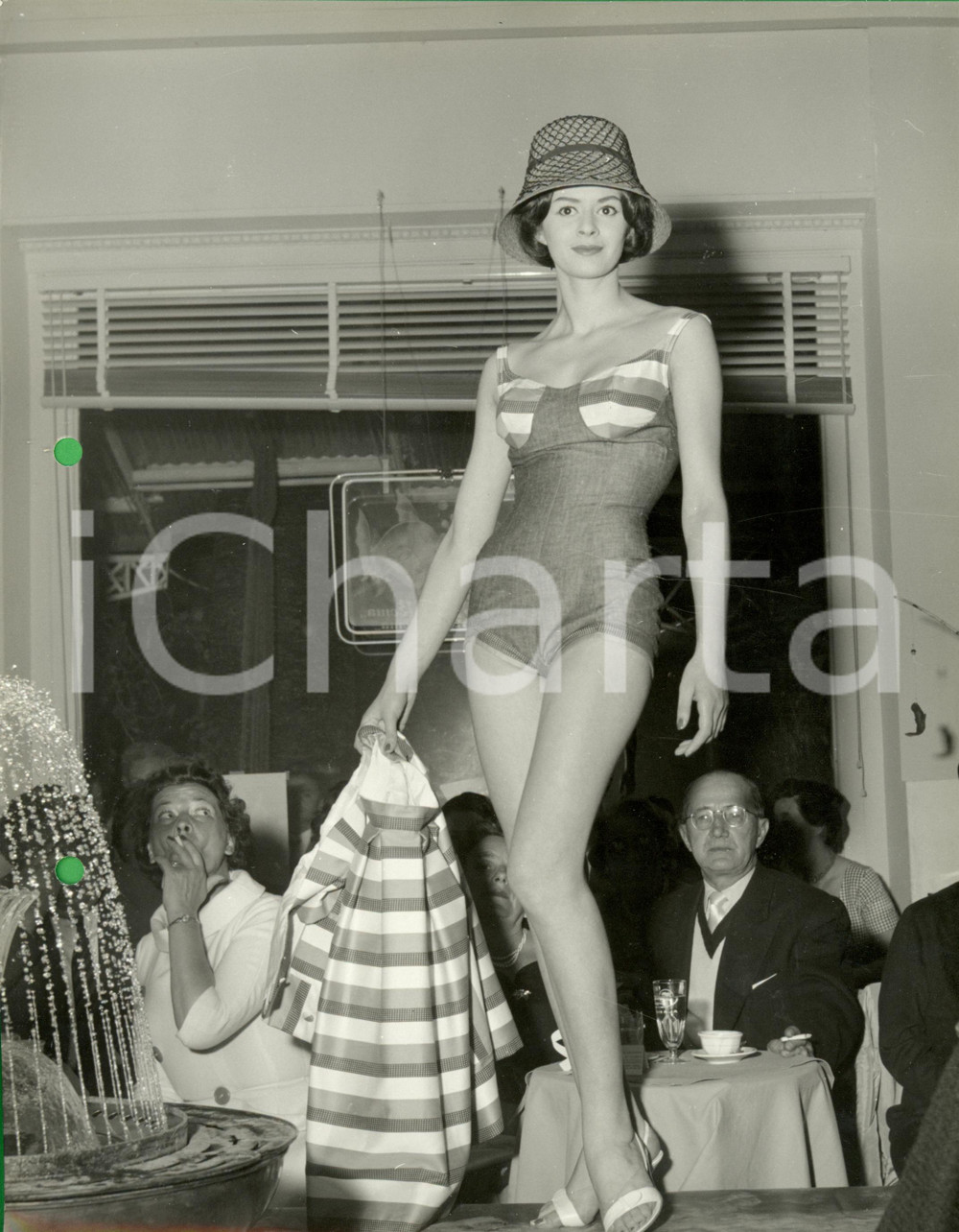 Fotografia d epoca originale 1960 ca MILANO Sfilata modella in costume intero e gonna Foto Guido MORANDOTTI 1