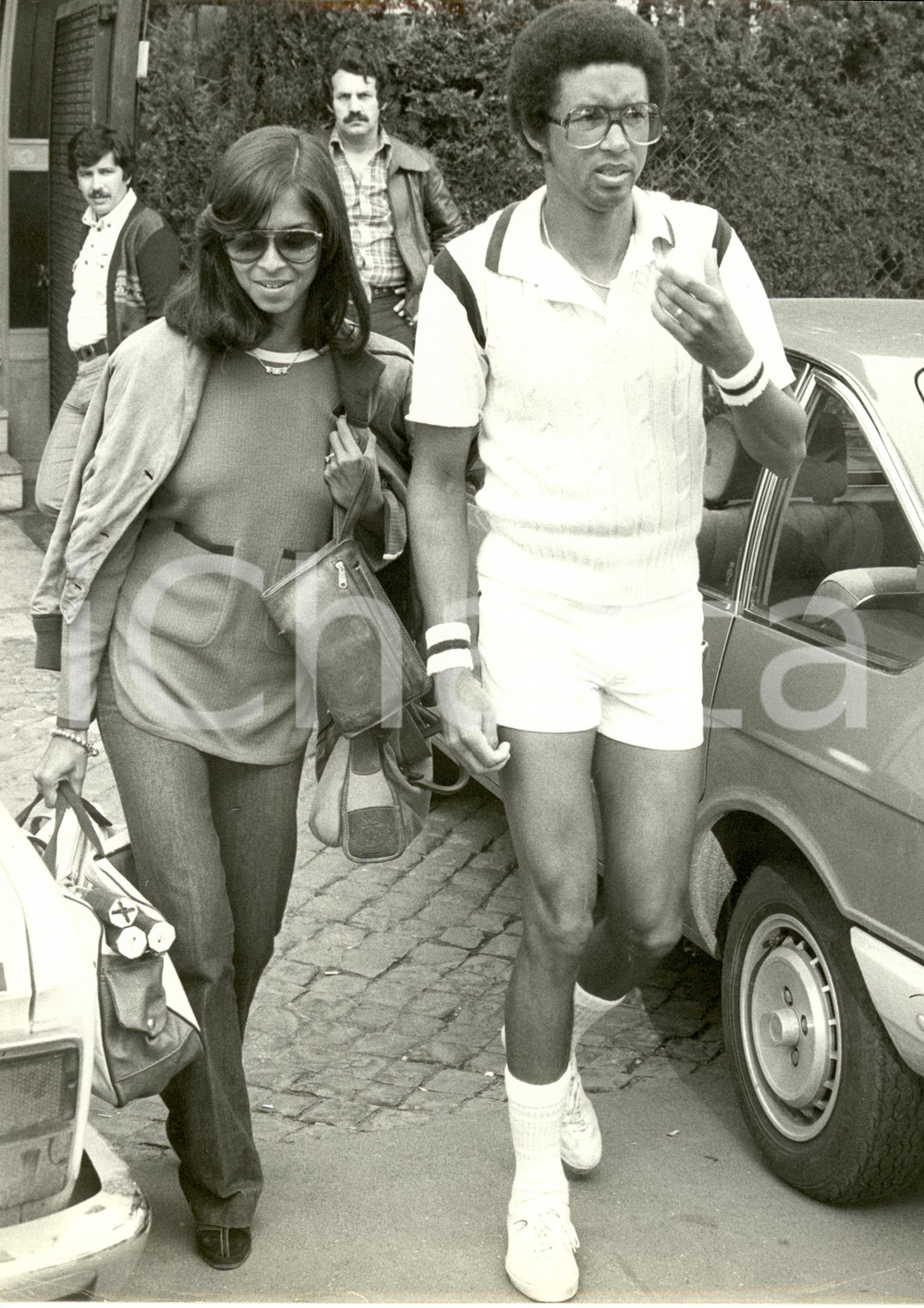 Fotografia d epoca originale 1975 ca MILANO Tennis Arthur ASHE e la moglie Jeannie MOTOUSSAMY Foto 30x24 cm 1