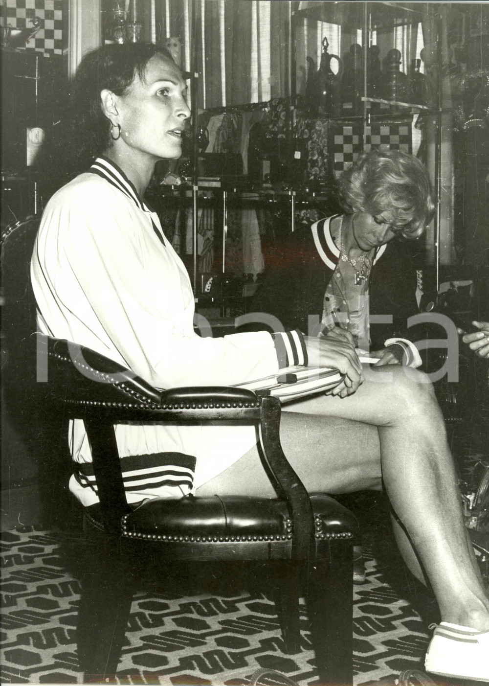 Fotografia d epoca originale 1980 circa TENNIS RenÃ©e RICHARDS durante un intervista Fotografia 24 x 30 cm 1