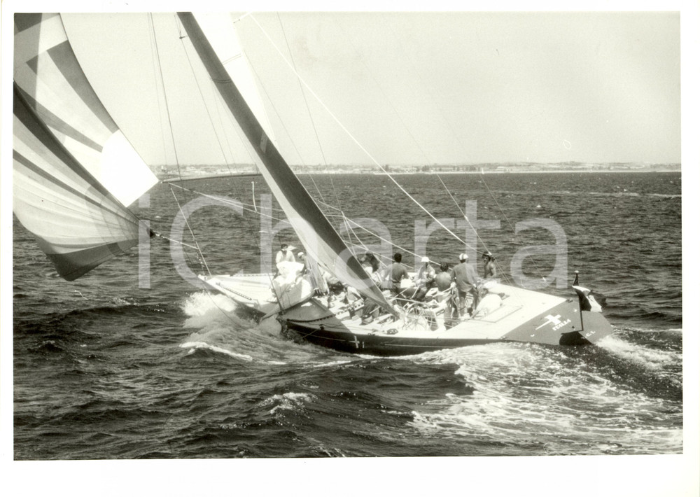 Fotografia d epoca originale 1986 VELA Y.C.I. Imbarcazione ITALIA in navigazione Yacht Club Italiano 24 x 30 1