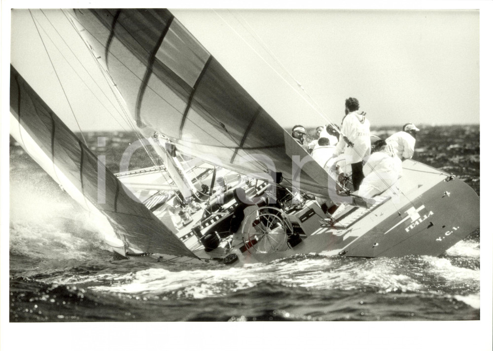 Fotografia d epoca originale 1986 VELA Y.C.I. Imbarcazione ITALIA in navigazione Yacht Club Italiano 24 x 30 1