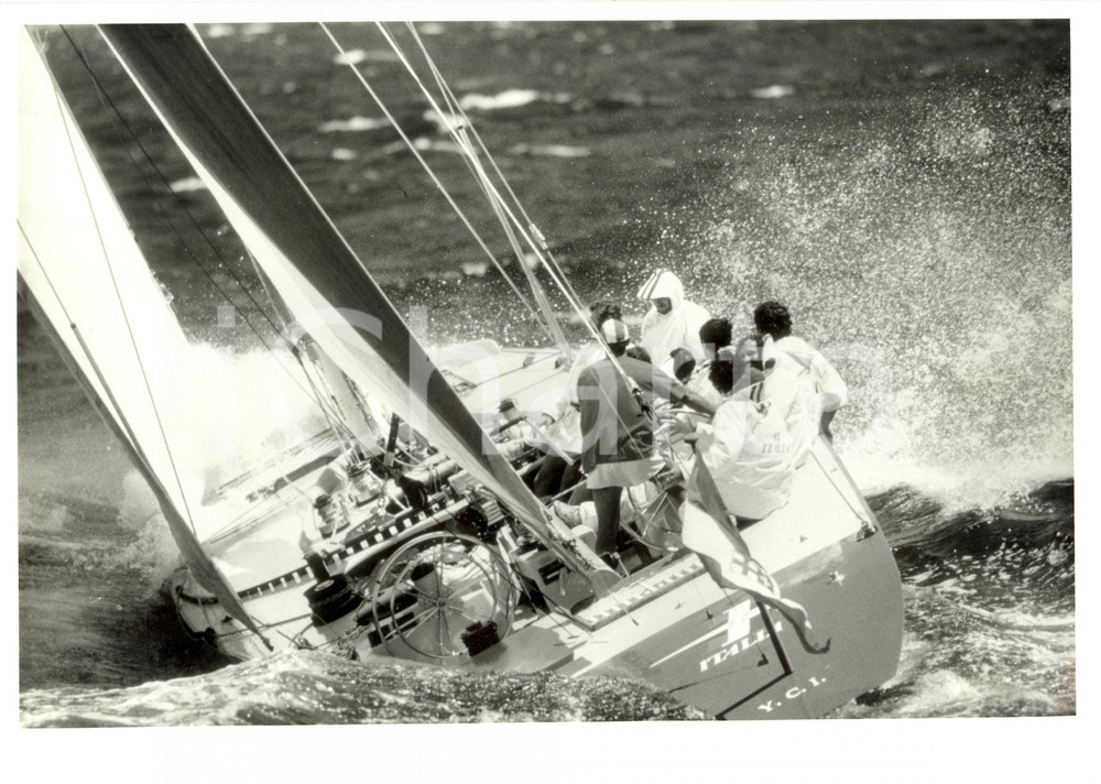 Fotografia d epoca originale 1986 VELA Imbarcazione ITALIA Yacht Club Italiano durante regata Foto 30 x 24 cm 1