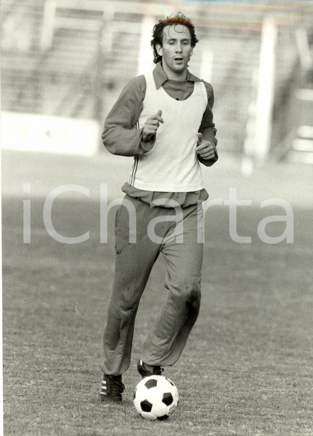 Fotografia d epoca originale 1980 ca CALCIO Nazionale ungherese Tibor NYILASI si allena Fotografia 24 x 30 cm 1