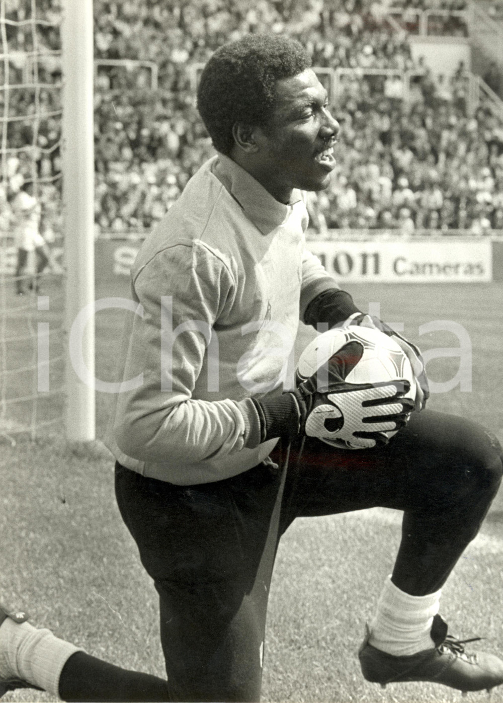 Fotografia d epoca originale 1982 SPAGNA Mondiali CALCIO Thomas N KONO portiere CAMERUN para gol 24 x 30 1