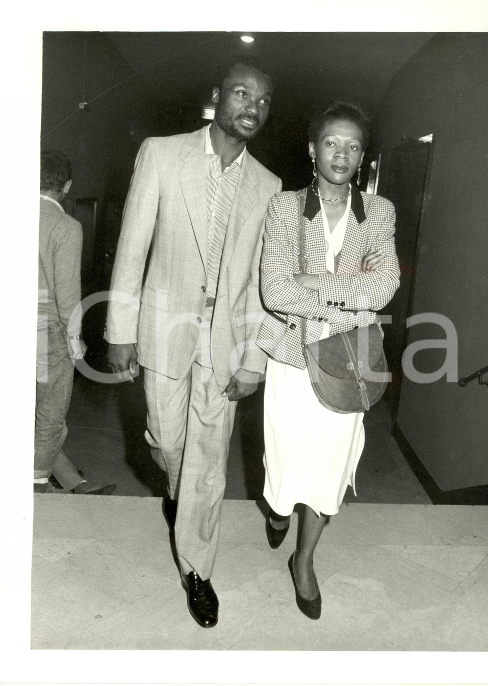 Fotografia d epoca originale 1980 ca ROMA Roger MILLA calciatore CAMERUN e moglie Marie Evelyne 30 x 24 cm 1