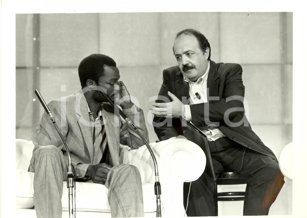 Fotografia d epoca originale 1980 ca ROMA Maurizio COSTANZO intervista Roger MILLA Foto 30x24 cm 1